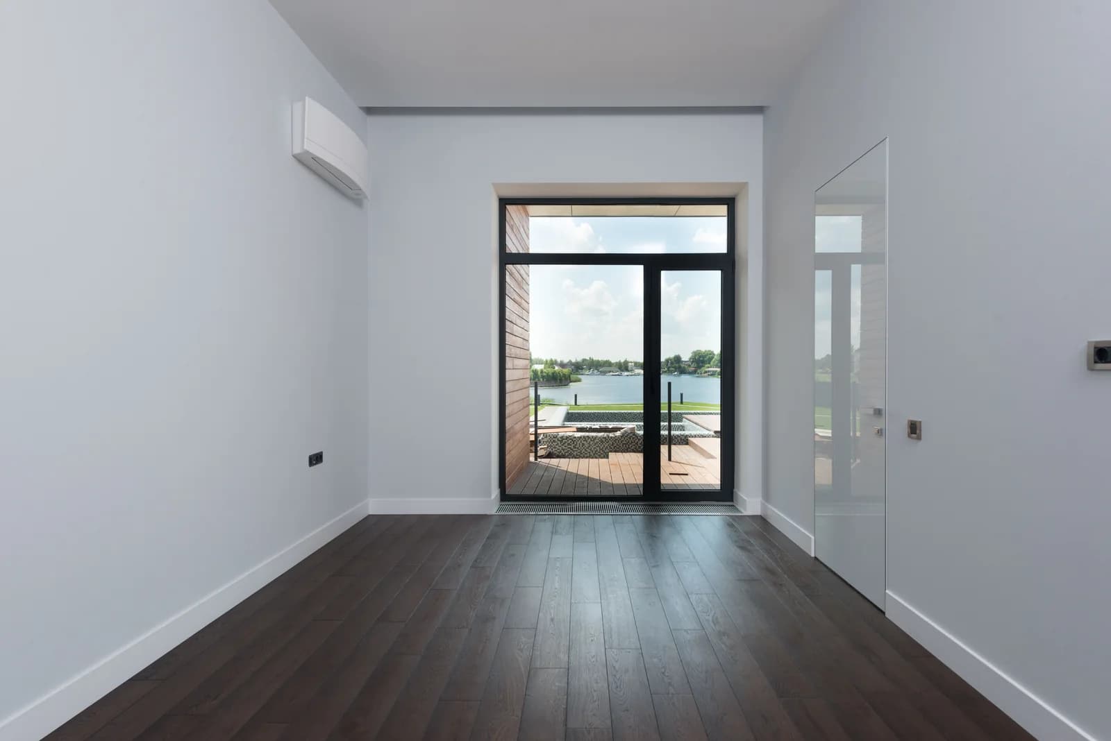 Representative architecture: a room built around the view